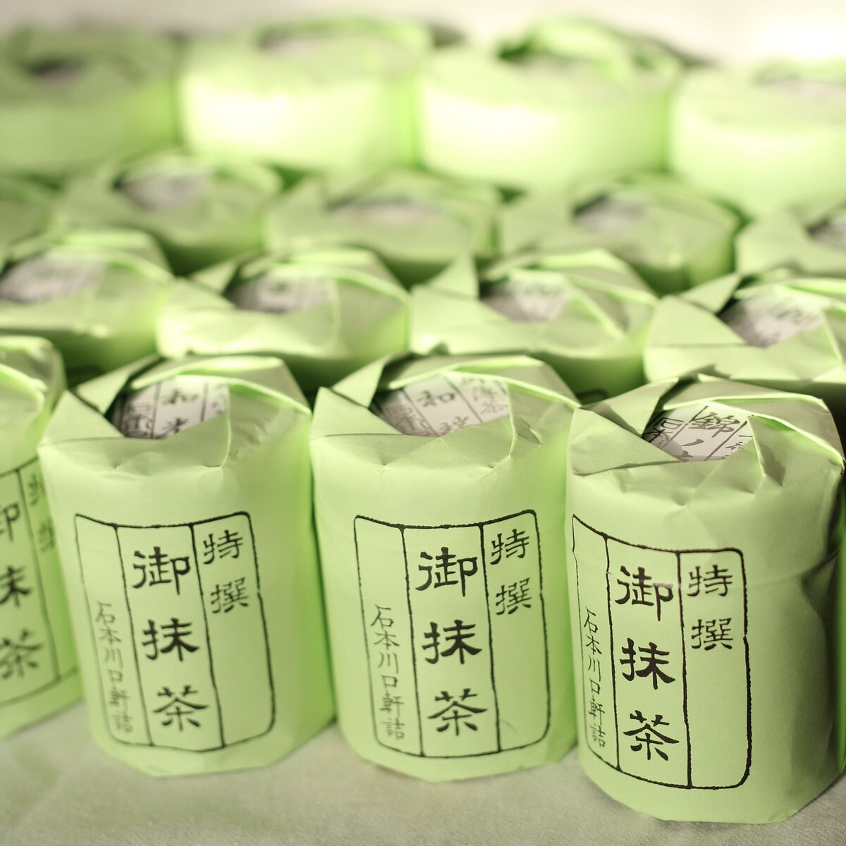 Lon matcha Ishimoto Kawaguchiken bọc giấy xanh đặc trưng, xếp hàng